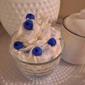 Blaubeere Heidelbeere Dessertkerze aus Sojawachs mit Sahnehaube und realistischem Beeren-Design im Glas