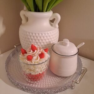 Handgegossene Erdbeer Strawberry Dessertkerze im Glas mit Sahnehaube aus Sojawachs für Dekoration und Geschenk