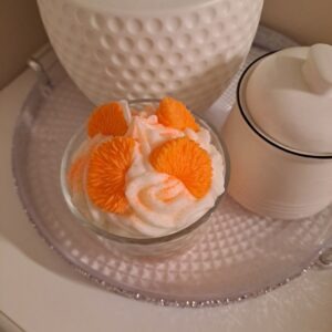 Mandarinen Dessertkerze aus Sojawachs mit Sahnehaube und realistischem Fruchtdesign im Glas handgegossen