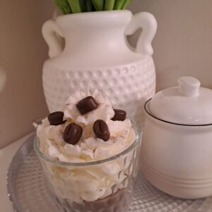 Kaffee Dessertkerze aus Sojawachs mit Sahnehaube und realistischem Kaffeedesign im Glas handgegossen