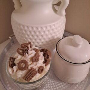 Handgegossene Kerze im Design Heiße Schokolade Dessert mit Sahnehaube aus Sojawachs und Kaffeeduft