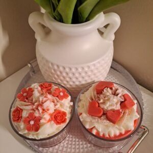 Valentins-Kerze handgegossen aus veganem Sojawachs mit Kerzensahne und Herz-Topping