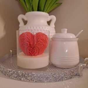 Elegante rote Herz-Kerze im Glasgefäß handgegossen aus veganem Sojawachs als romantisches Geschenk