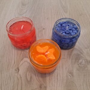 Täuschend echte Marmeladenkerze im Glas mit handgeformten Sojawachs-Früchten wie Erdbeeren und Heidelbeeren.