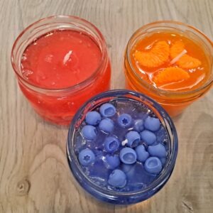 3er Set Marmeladenglas Kerze mit täuschend echten Wachsfrüchten in den Sorten Erdbeere, Heidelbeere und Mandarine.