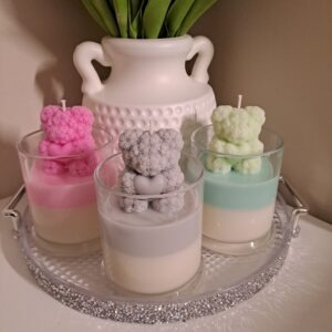 Handgegossene Rosenteddy Kerze aus veganem Sojawachs im Glas mit dekorativem Rosenbär-Element.