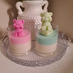 Handgemachte Teddybär Kerze aus weißem Sojawachs im Glas, dekorativer Teddy hält ein Herz, nachhaltige Dekoration.