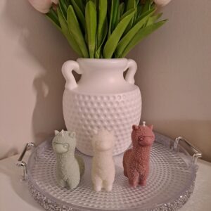 Handgefertigte Alpaka Kerze aus veganem Sojawachs in verschiedenen Farben für moderne Wohndekoration.