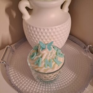 Personalisierte Kerze aus weißem Sojawachs mit individueller Beschriftung und dekorativer Sahnehaube im Glas.