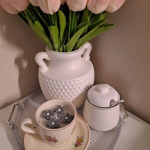 Handgegossene Tassenkerze aus veganem Sojawachs in einer dekorativen Kaffeetasse mit passender Untertasse.