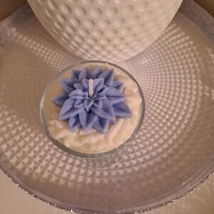 Handgegossenes Blaue Blume Kerzenglas mit dekorativer weißer Sahnehaube und blauer Wachsblume aus veganem Sojawachs.
