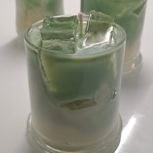 Realistische Iced Matcha Latte Kerze im Glas mit Eiswürfel-Optik aus Gelwachs und grüner Sojawachs-Schicht.