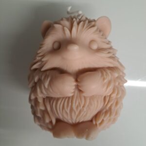 Handgemachte Igel Kerze aus hellem Sojawachs mit feinen Details auf einem Holztisch.