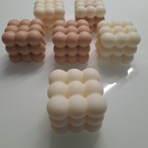 Trendige weiße Bubble Kerze aus veganem Sojawachs in minimalistischem Design.