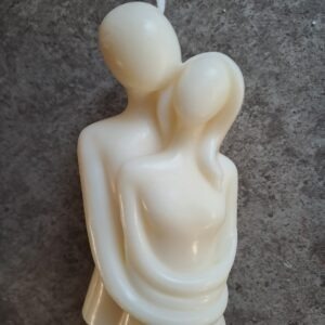 Kunstvolle Romantisches Paar Kerze aus hellem Sojawachs zeigt die Silhouette eines sich umarmenden Paares.